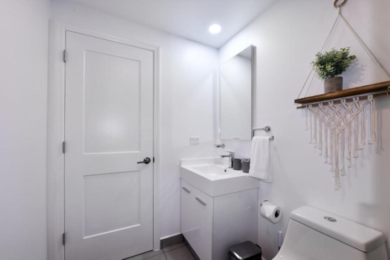 Stylish Luxury Condo, Central Location, Ocean View, Pool, Gym Oranjestad Eksteriør bilde