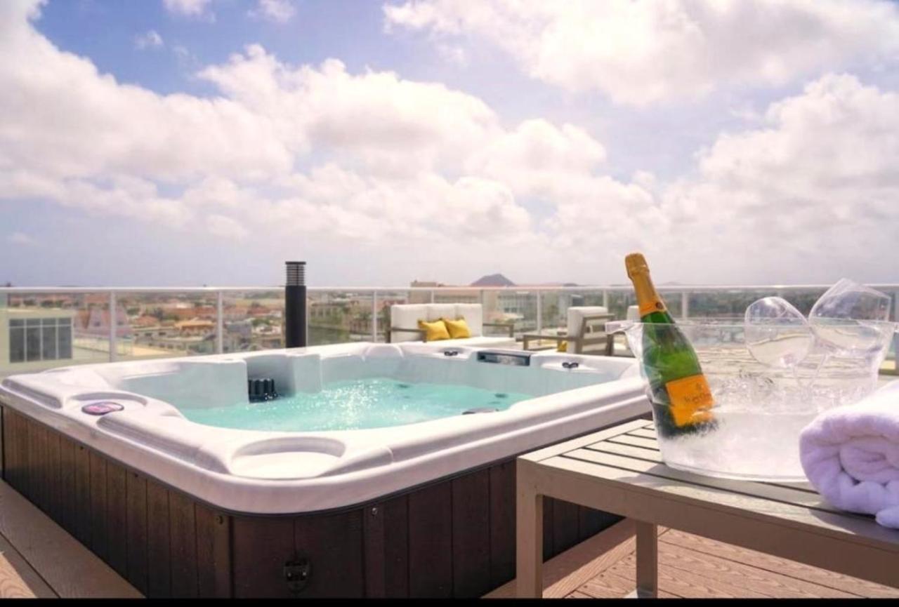 Stylish Luxury Condo, Central Location, Ocean View, Pool, Gym Oranjestad Eksteriør bilde
